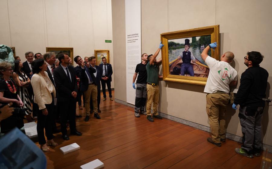 Accrochage de "Partie de bateau" de Gustave Caillebotte