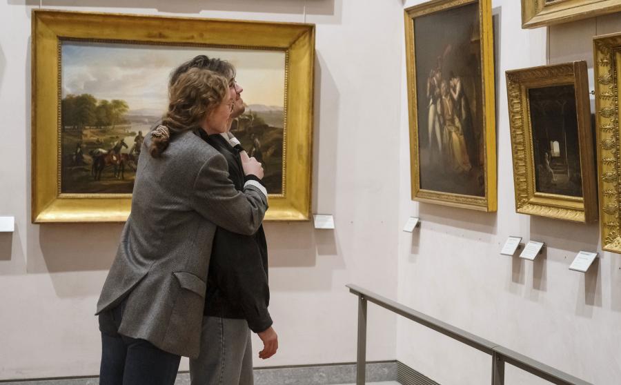 Des visiteurs dans le musée