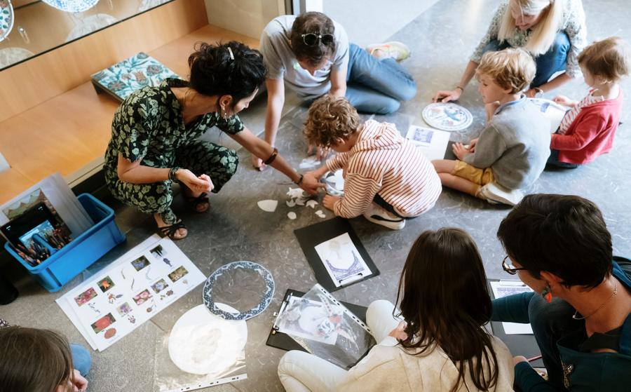 Des visiteurs dans les salles des collections permanentes