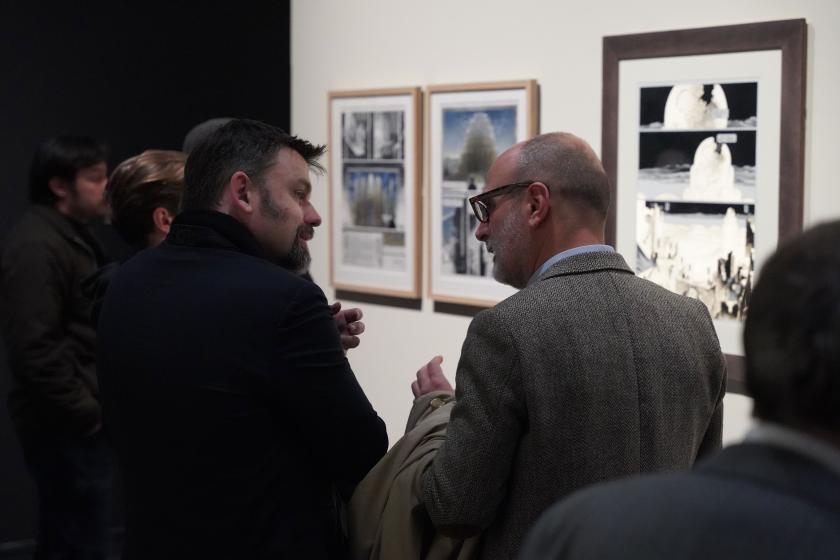 Des visiteurs dans l'exposition Formes de la ruine