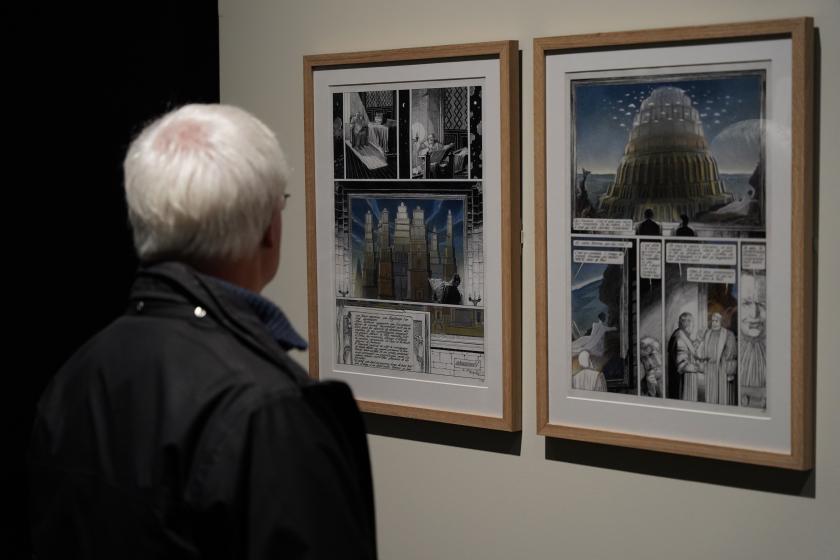 Des visiteurs dans l'exposition Formes de la ruine