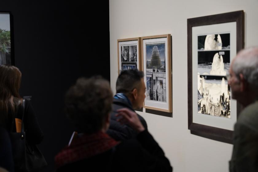 Des visiteurs dans l'exposition Formes de la ruine