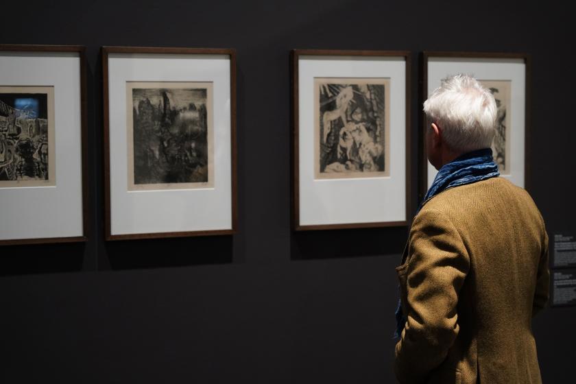 Des visiteurs dans l'exposition Formes de la ruine