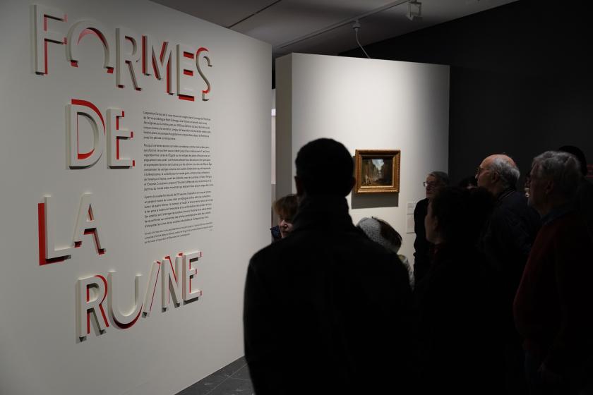 Des visiteurs dans l'exposition Formes de la ruine