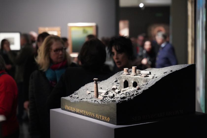 Des visiteurs dans l'exposition Formes de la ruine