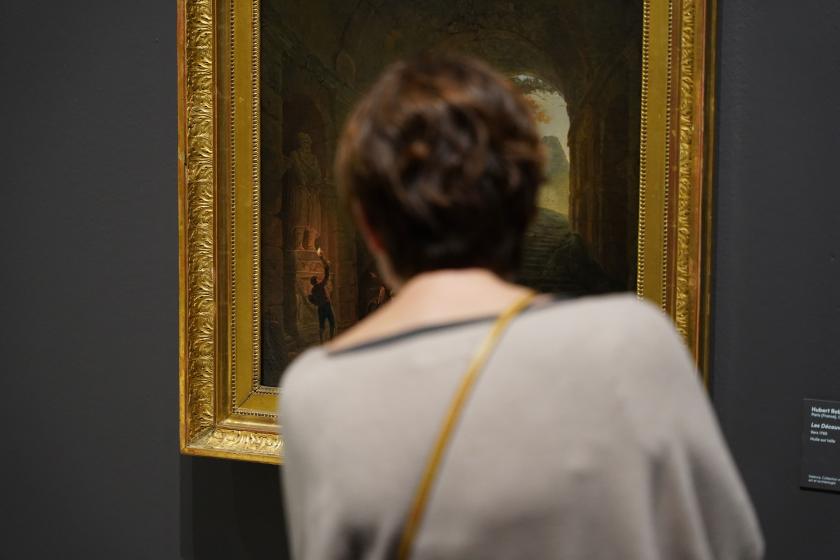 Des visiteurs dans l'exposition Formes de la ruine