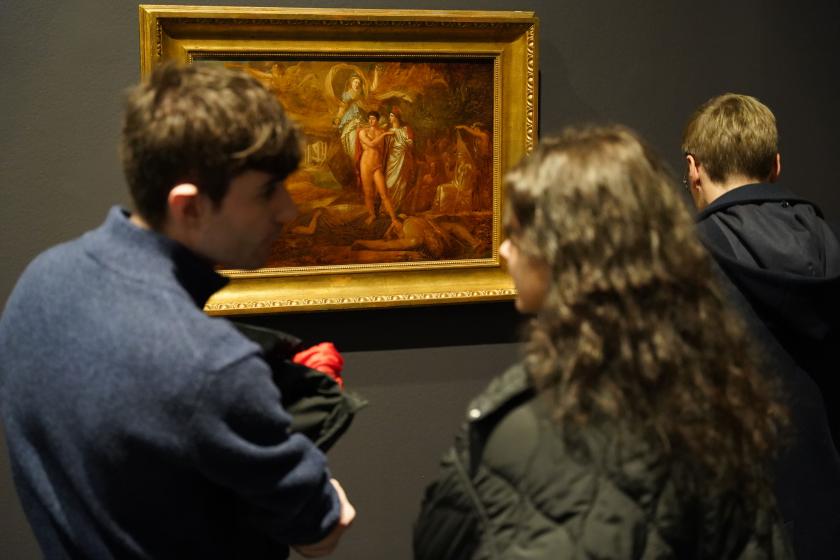 Des visiteurs dans l'exposition Formes de la ruine