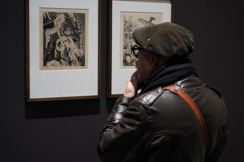 Des visiteurs dans l'exposition Formes de la ruine