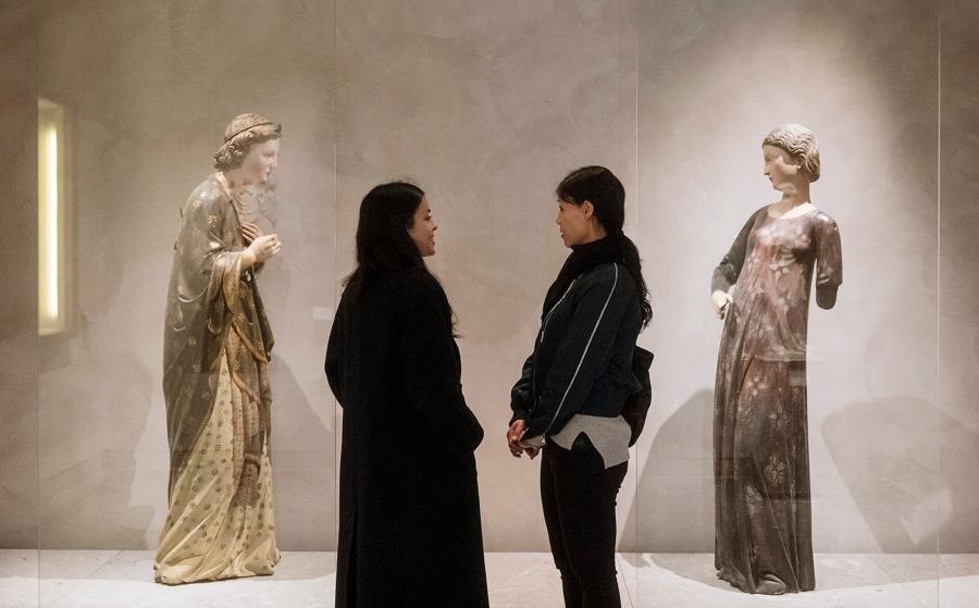 Des visiteurs dans le musée