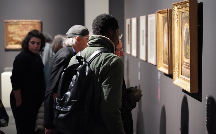Des visiteurs dans l'exposition Formes de la ruine