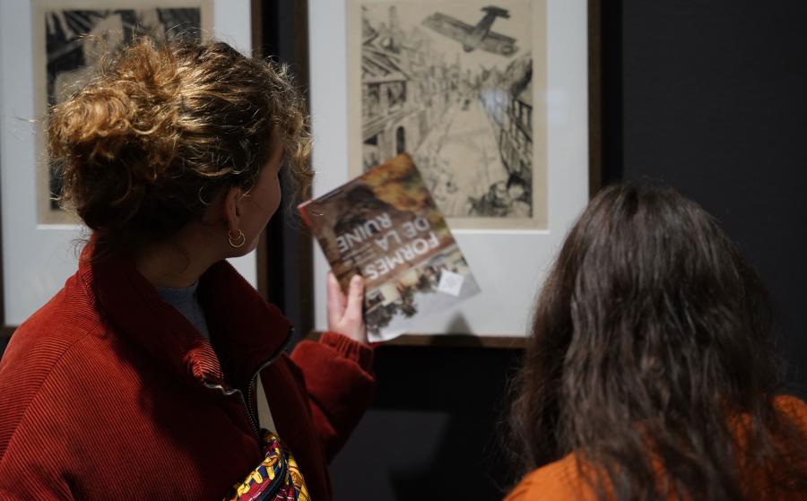 Des visiteurs dans l'exposition Formes de la ruine