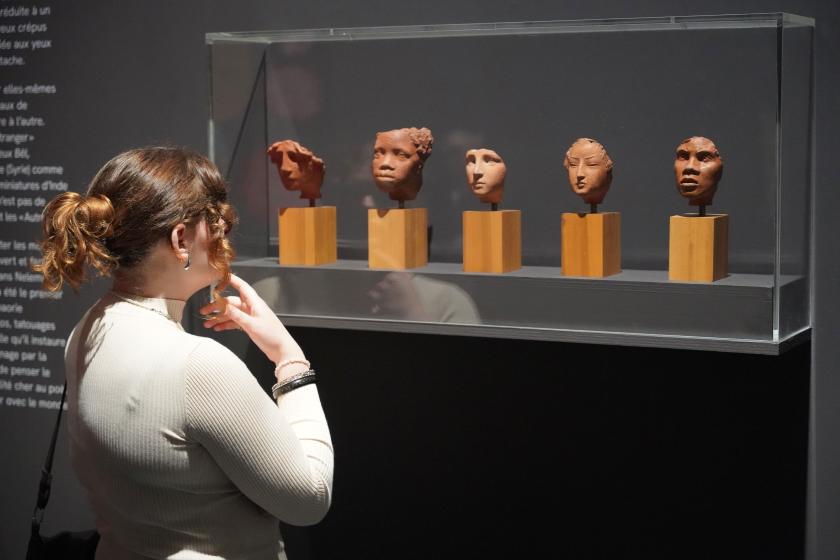 Des visiteurs dans l'exposition Connecter les mondes