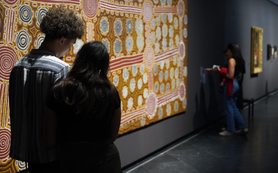 Des visiteurs dans l'exposition Connecter les mondes 