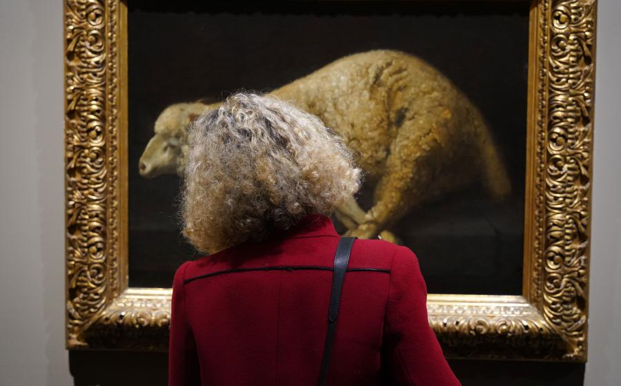 Visiteur-dans-l'exposition-Zurbaran