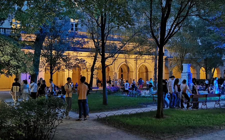 Nocturne étudiante jardin