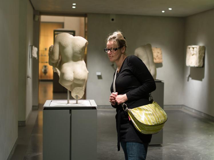 femme admirant statue gréco romaine