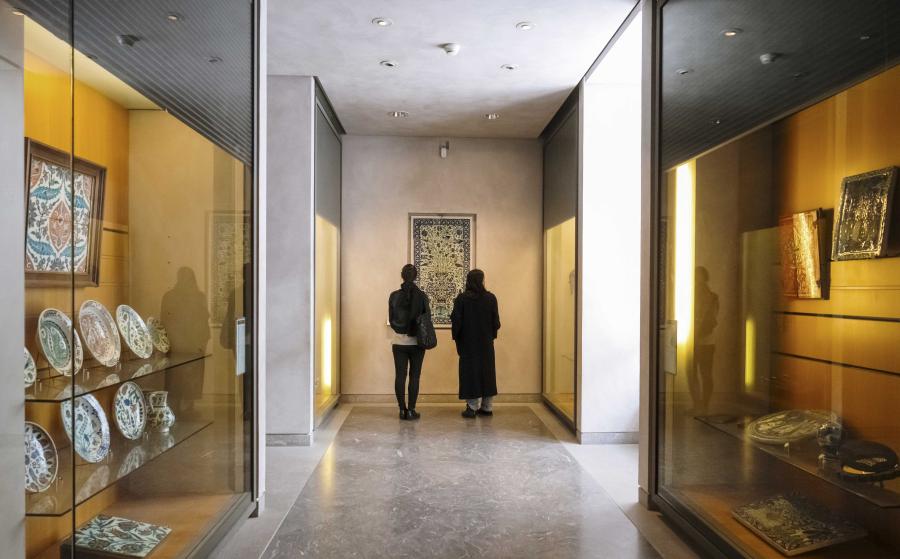 Des visiteurs dans les collections