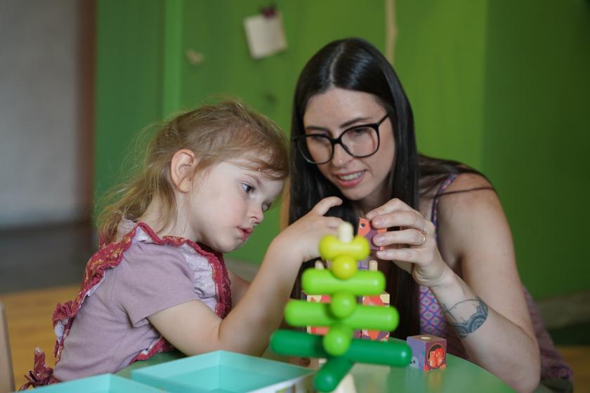 maman et petite fille joue dans la cabane