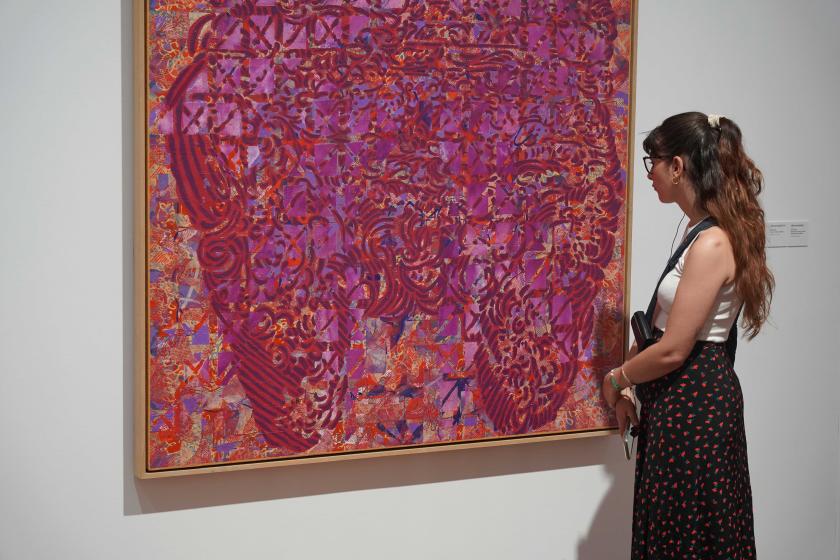 Visiteur dans l'exposition François Rouan