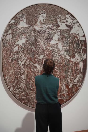 Un visiteur dans l'exposition François Rouan