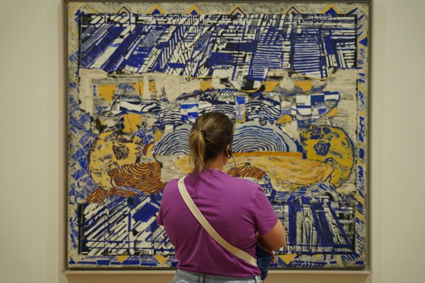 Visiteur dans l'exposition François Rouan