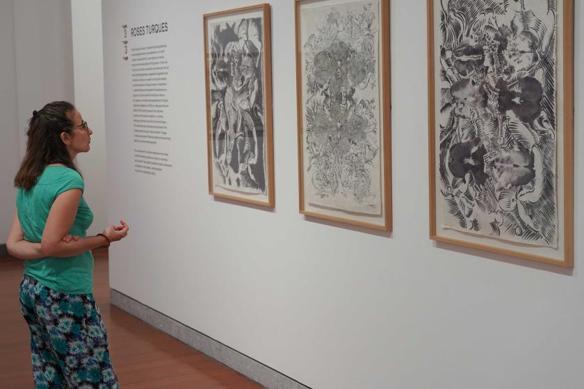 Un visiteur dans l'exposition François Rouan