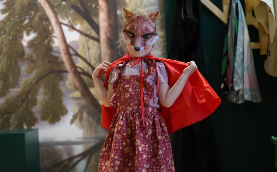 petite fille déguisée avec un masque de renard
