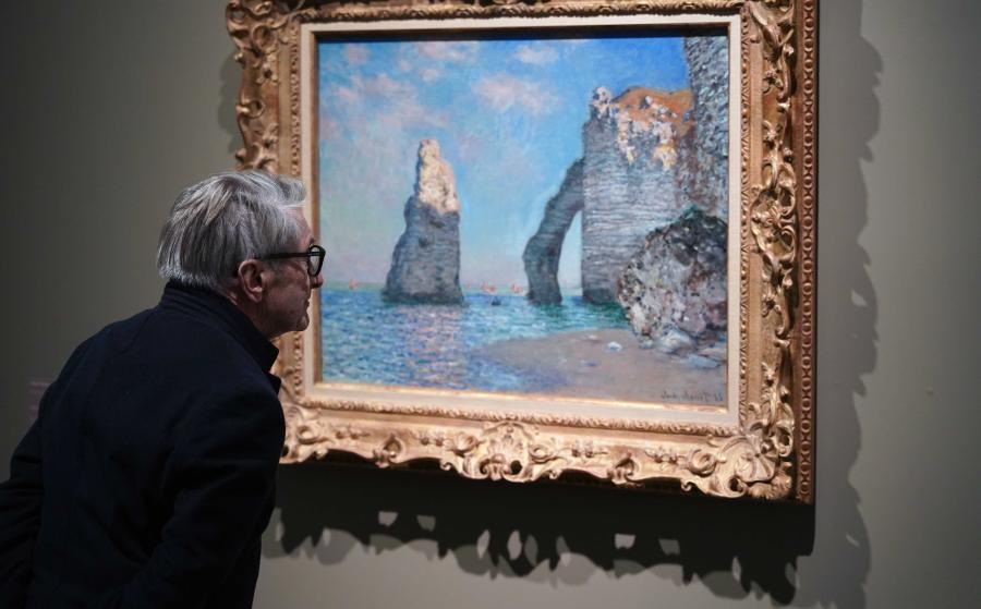 Visiteur dans l'exposition Etretat