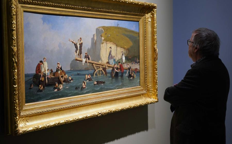 Visiteur dans l'exposition Etretat