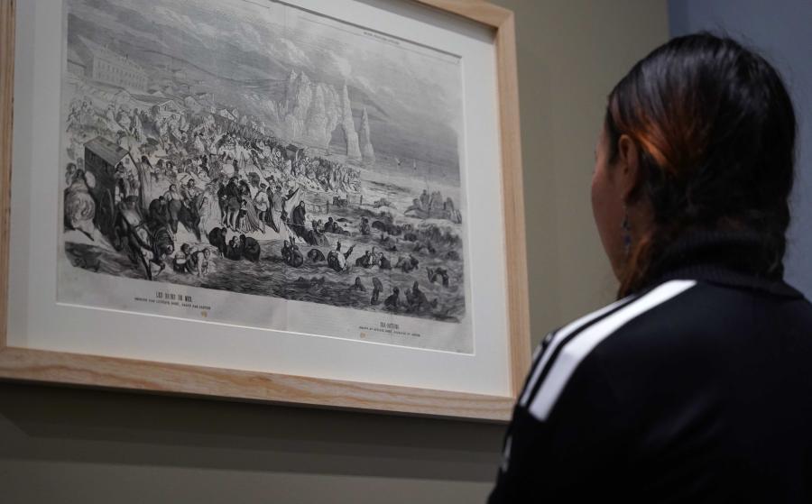 Visiteur dans l'exposition Etretat