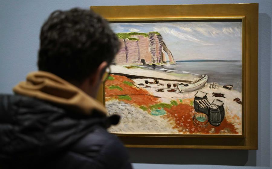 Visiteur dans l'exposition Etretat