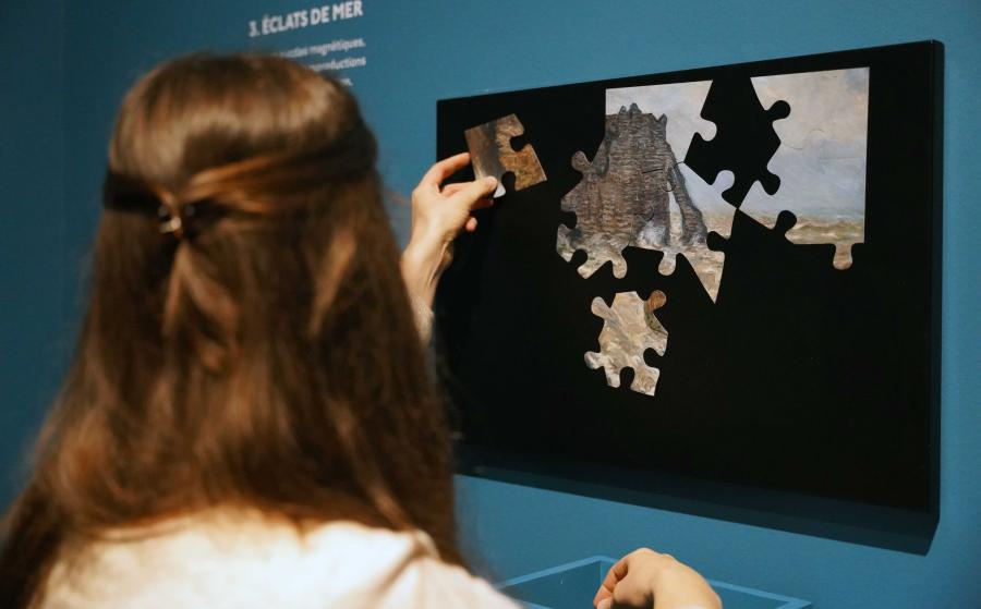 Famille dans l'exposition Etretat