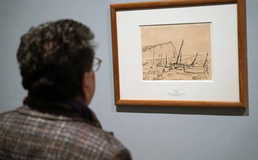 Visiteur dans l'exposition Etretat