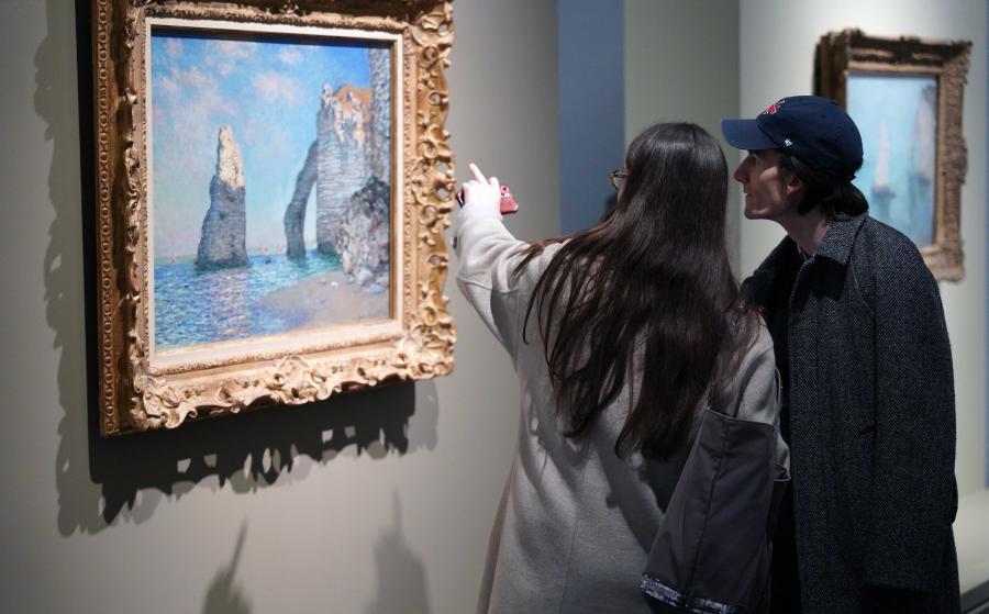 Visiteurs dans l'exposition Etretat