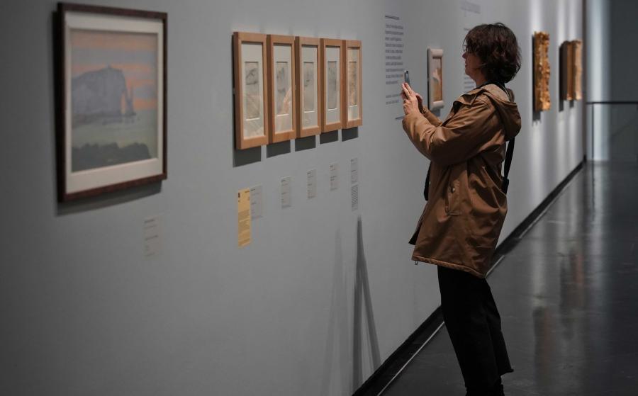 Vue de salle de l'exposition Etretat