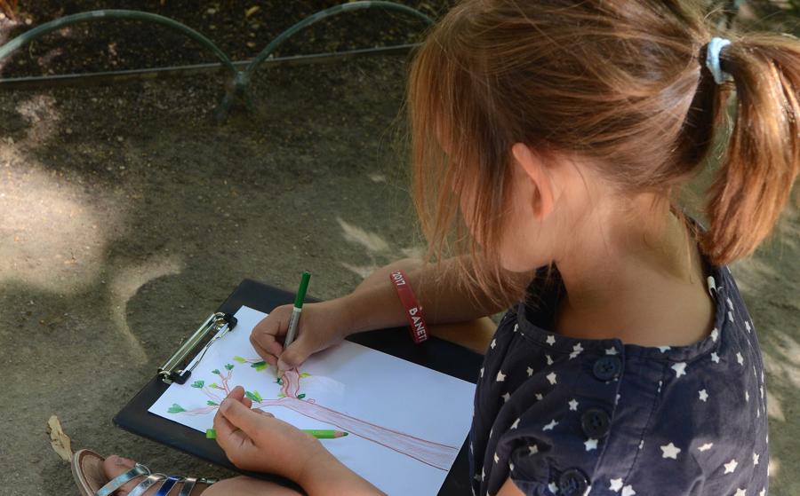 Enfant dans le jardin