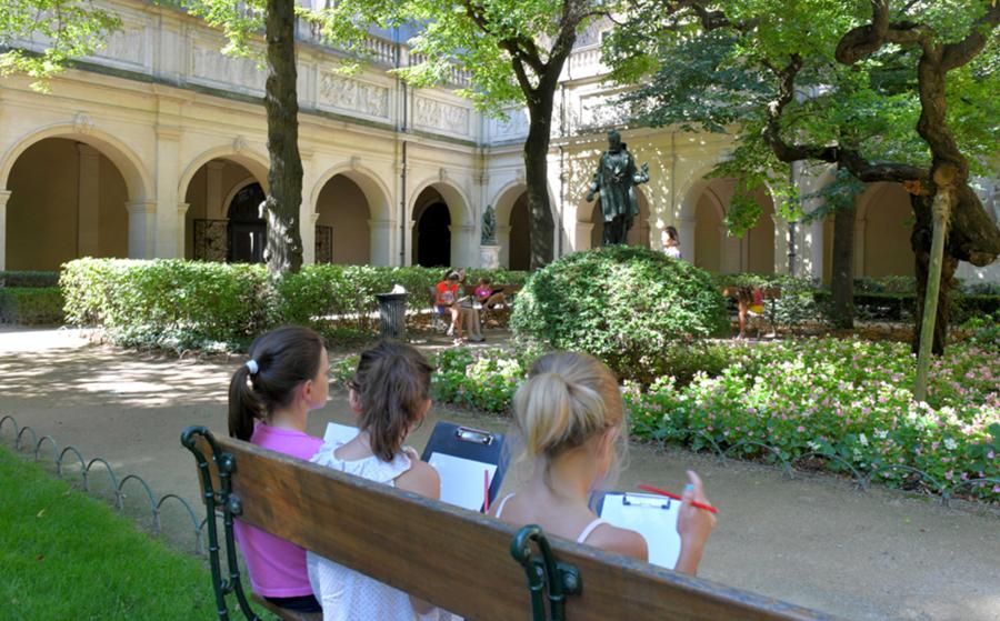 Enfants dans le jardin