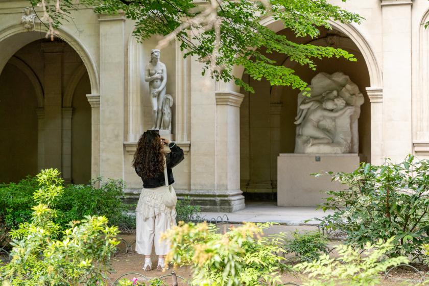 Femme de dos dans le jardin du musée. 