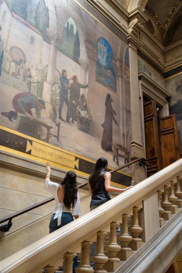 Deux filles de dos dans les escaliers. 