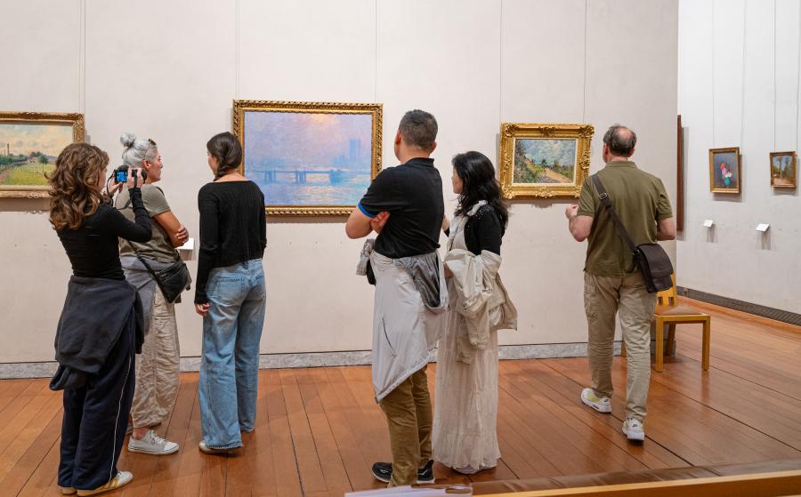 Groupe de personnes de dos aux impressionnistes. 