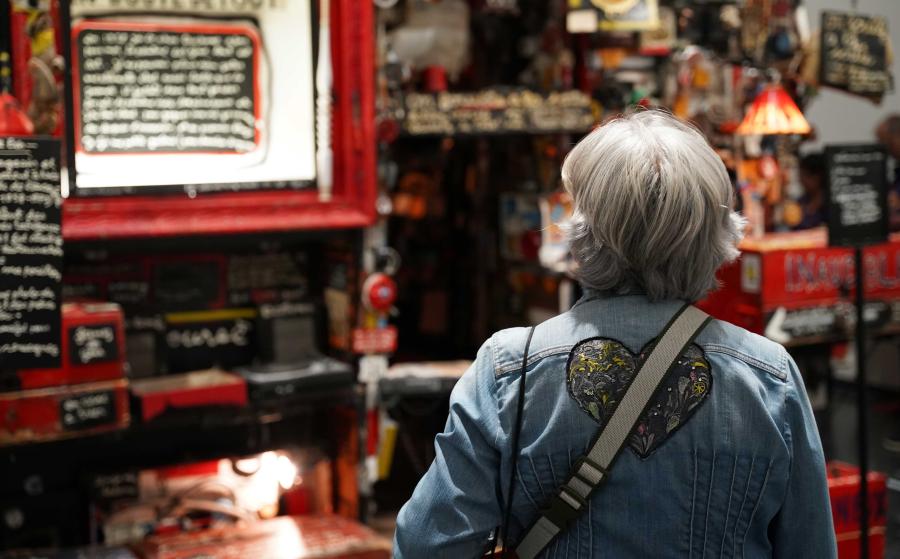 Un visiteur devant le magasin de Ben