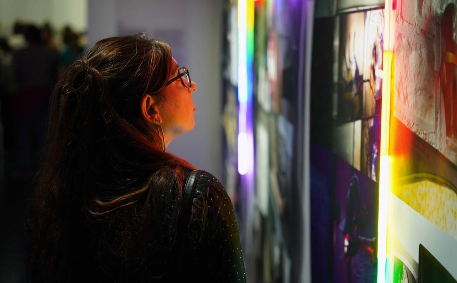 Un visiteur devant une oeuvre de Sarkis