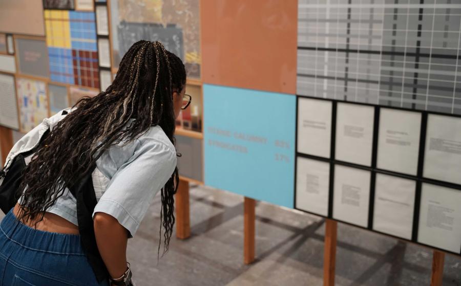 Visiteur devant les oeuvres d'Art & Language
