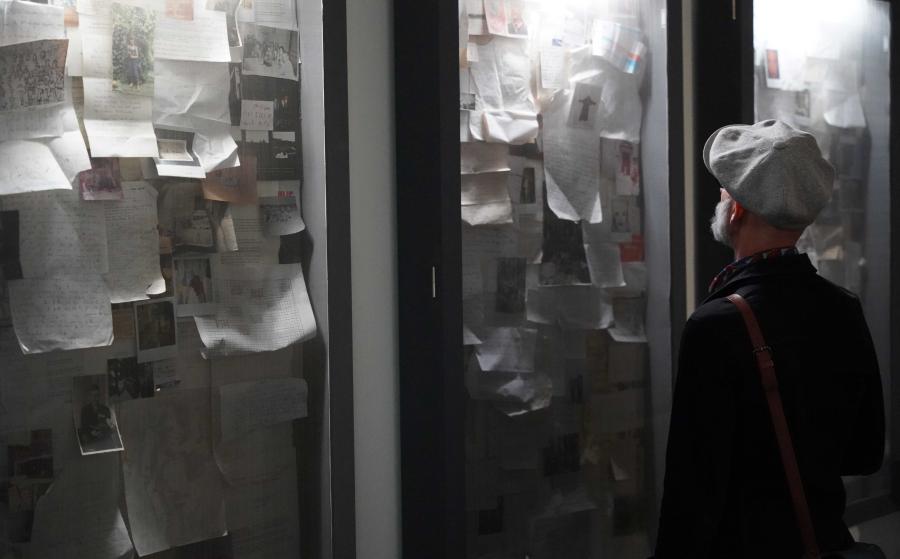 Visiteurs devant des oeuvres de Boltanski
