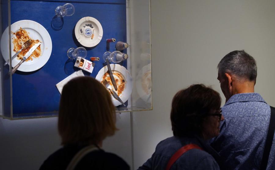 Visiteurs devant une oeuvre de Daniel Spoerri