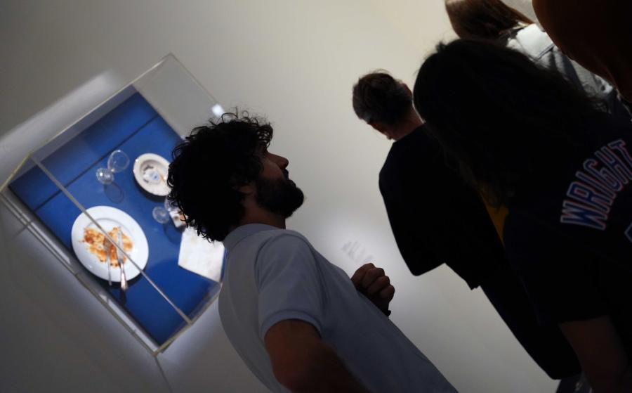 Visiteurs devant une oeuvre de Daniel Spoerri