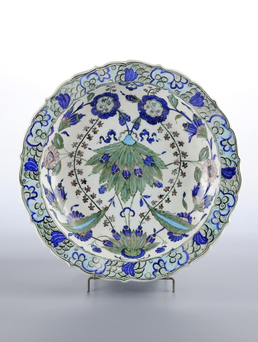 Iznik, Turquie, Plat à marli chantourné, vers 1555.