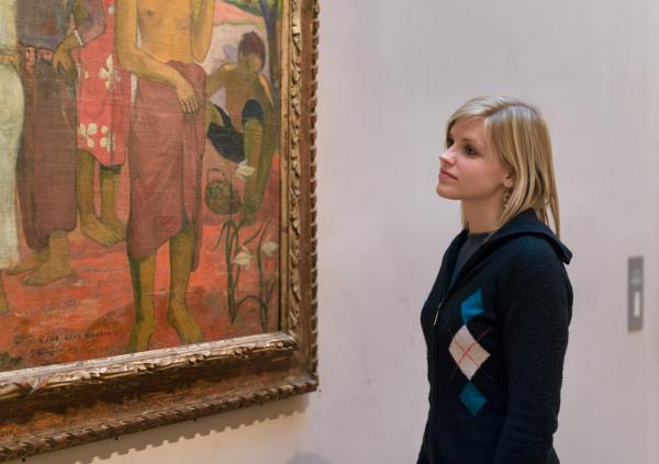 JEUNE FILLE DEVANT GAUGUIN